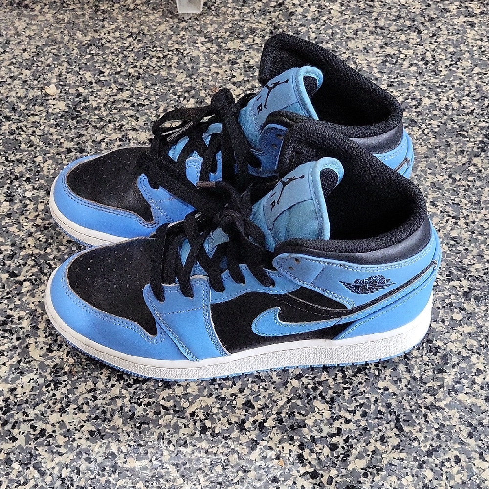 NIKE AIR JORDAN - Kids Blue and Black Sneakers UNIVERSITY Blue